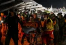 Esperança e luto movem busca por sobreviventes na Venezuela